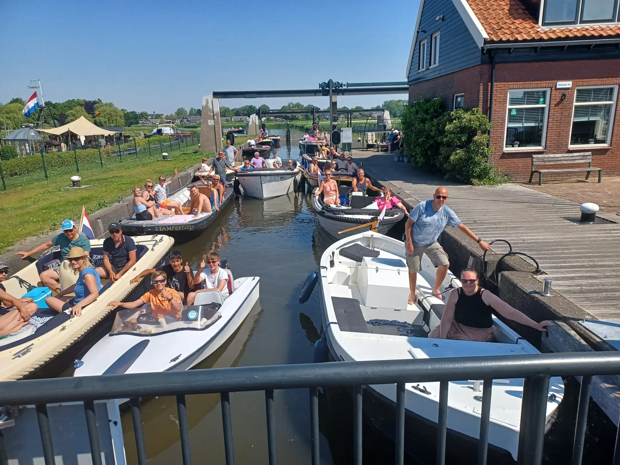 Sluis met sluiswachterswoning